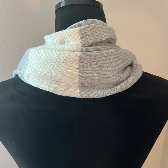 American Eagle Outfitters 🦅 one size ivory gray metallic infinity soft scarf - Picture 4 of 5